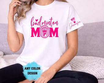 Nom personnalisé de chemise de maman de badminton sur la manche, cadeau de maman de sport, t-shirt de mère de volant, chemise de maman de badminton fière, haut d'esprit d'équipe