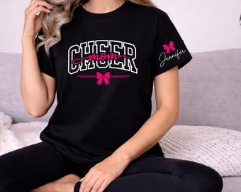 Nom personnalisé de t-shirt de noeud de salut de maman, tee-shirt de jour de match de maman de pom-pom girl fière, cadeau de jour de concours d'esprit d'équipe, noeud rose