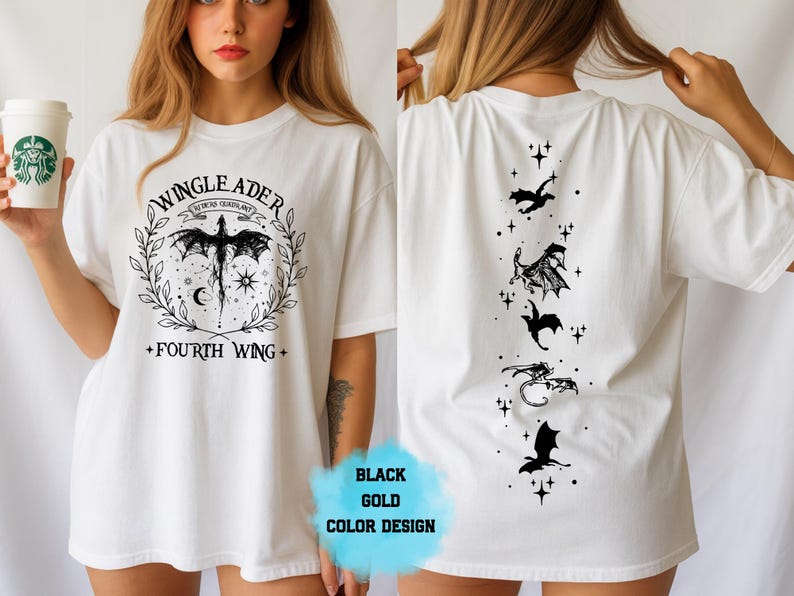 Op de afbeelding: Wit T-shirt met een zwarte drakenafbeelding en de tekst "WINGLEADER" en "FOURTH WING". De achterkant van het shirt heeft een verticale lijn van drakensilhouetten en sterren. Het ontwerp is in zwart en goud.