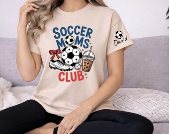 Maglietta personalizzata per il Soccer Moms Club con nome, maglietta divertente per la giornata di partita della mamma di un calciatore, regalo per la giornata di gara e per lo spirito di squadra, per la mamma di un tifoso di calcio.
