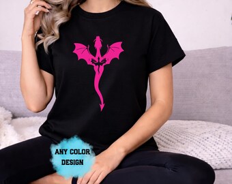 Maglietta Fourth Wing Fantasy Rider, T-shirt con silhouette di cavaliere di drago, Regalo per appassionati di libri, Maglietta romantica con ragazza drago, Disponibile in qualsiasi colore