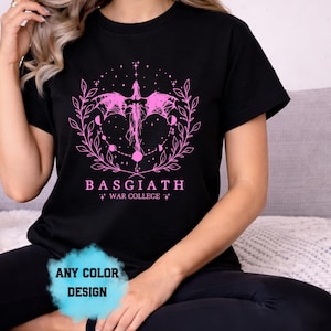Maglietta del Basgiath War College, maglietta del Cavaliere del Drago della Quarta Ala, regalo per gli amanti dei libri fantasy, maglietta di Sorrengail Viola, maglietta Booktok per appassionati di libri