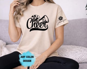 Nom personnalisé de T-shirt à pompons de mégaphone d'acclamation, t-shirt de jour de match de pom-pom girl, cadeau de concours d'esprit d'équipe de maman fière d'acclamation