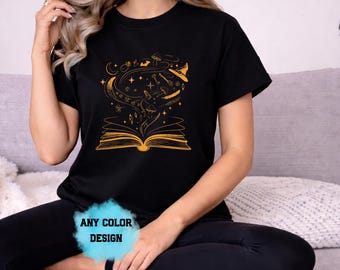 Maglietta magica e stravagante con libro, maglietta fantasy con strega e fungo per la lettura, regalo per amanti dei libri, maglietta Booktok Celestial Reader (disponibile in qualsiasi colore)