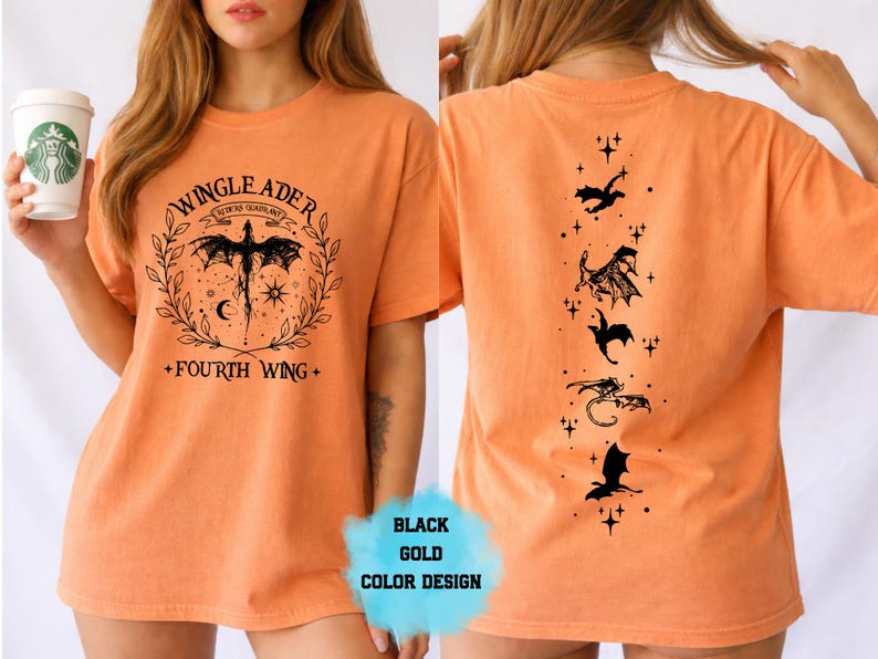 Op de afbeelding: Oranje t-shirt met zwart grafisch ontwerp. Voorkant met een gevleugeld wezen, tekst "WINGLEADER" en "FOURTH WING". Achterkant met draken silhouetten en sterren. Zwart en goud kleurontwerp.