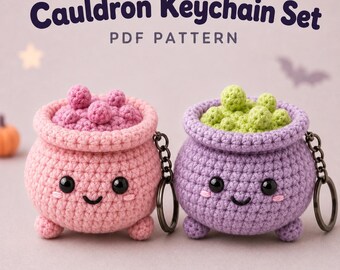 Op de afbeelding: Twee gehaakte ketel-sleutelhangers met zwarte veiligheidsoogjes en lachende gezichtjes. De ene is lichtroze met roze bubbels, de andere is lichtpaars met groene bubbels. De tekst Cauldron Keychain Set PDF Pattern staat erboven afgebeeld.