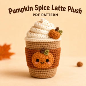 Könnte beinhalten: Ein PDF-Häkelanleitung für ein Pumpkin Spice Latte Plüschtier, bestehend aus einem beigen Becher mit dunkelbrauner Banderole, weißer Schlagsahne mit braunen Sprenkeln und einem kleinen orangefarbenen Kürbis. Die Banderole zeigt ein lächelndes Kürbisgesicht.