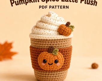 Op de afbeelding: Een PDF-haakpatroon van een Pumpkin Spice Latte knuffel, bestaande uit een beige beker met een donkerbruine hoes, witte slagroom met bruine spikkels en een kleine oranje pompoen. Op de hoes staat een lachend oranje pompoengezicht afgebeeld.