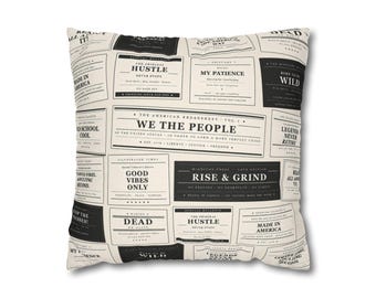 Kussensloop met moderne typografie patchwork — zwart-wit decoratief kussen 'We The People'