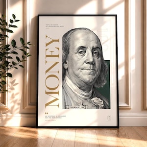 Op de afbeelding: Een ingelijste kunstdruk met een gedetailleerd zwart-witportret van Benjamin Franklin. Het woord MONEY is verticaal in grote gouden letters gedrukt. De tekst bevat HUSTLE IN SILENCE en AN INVESTMENT IN KNOWLEDGE PAYS THE BEST INTEREST.