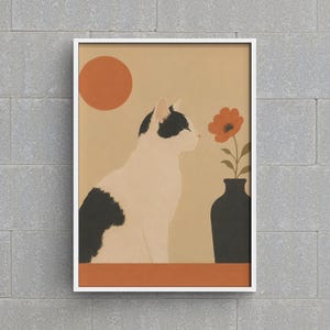 以下が含まれることがあります： 黒と白の猫が横向きに座り、オレンジ色の花が一輪入った黒い花瓶の隣にいる様子を描いた額装アートプリント。ベージュの背景の左上には、太陽を表す無地のオレンジ色の円が配置されています。