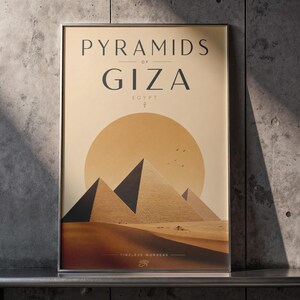 Könnte beinhalten: Ein gerahmter rechteckiger Wandkunstdruck mit dem Text PYRAMIDS OF GIZA EGYPT oben und TIMELESS WONDERS unten. Die Illustration zeigt drei hell- und dunkelbraune Pyramiden vor einer großen goldenen Sonne und einer Wüstenlandschaft.
