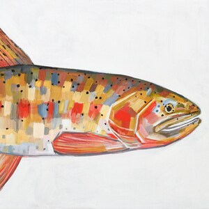 Op de afbeelding: Een kleurrijk schilderij van een forel met oranje, rode, gele en bruine schubben. De vis zwemt naar rechts en heeft een witte achtergrond.