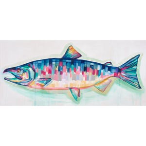 以下が含まれることがあります： 青、ピンク、黄色のカラーパターンで描かれた、抽象的なサケのカラフルな絵画。魚は白い背景にブロック状のスタイルで描かれている。