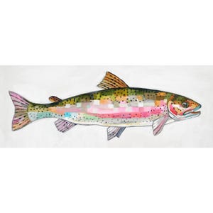 以下が含まれることがあります： 白い背景に虹鱒の魚の水彩画。魚は、リアルなスタイルで、詳細な鱗とひれで描かれています。虹鱒の色は鮮やかで、緑、ピンク、オレンジ、青の色合いが含まれています。