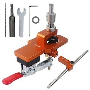 Puede incluir: Un kit de plantilla de orificio de bolsillo naranja y plateado con varias herramientas. El kit incluye una broca, una llave hexagonal, una llave y un tope de profundidad. La plantilla tiene un mango rojo y el texto "MOKIN" es visible.