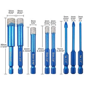 Könnte beinhalten: Ein Satz blauer Bohrer mit silbernen Spitzen, in Größen von 3 mm bis 12 mm (1/8" bis 1/2"). Auf jedem Bohrer sind Größe und Länge in Millimetern und Zoll angegeben. Geeignet zum Bohren in Glas, Fliesen und andere harte Materialien.