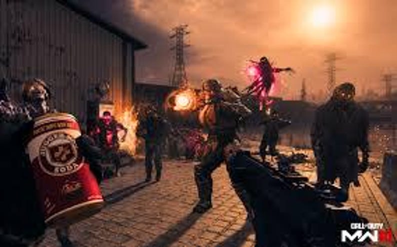 K&ouml;nnte beinhalten: Eine Videospielszene zeigt Soldaten, die in einer st&auml;dtischen Umgebung gegen Zombies k&auml;mpfen. Das Bild zeigt eine rote Limonadendose mit einem Logo, und der Text "Call of Duty MWIII" ist unten rechts zu sehen.