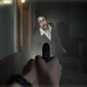 Puede incluir: Perspectiva en primera persona de una persona sosteniendo una pistola negra, apuntando a un zombi en un pasillo oscuro. El zombi lleva traje y corbata, con la cara p&aacute;lida y sangre. Escena de terror.