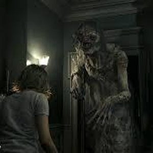 Puede incluir: Una escena de un videojuego de terror muestra a una persona enfrent&aacute;ndose a un monstruo grotesco en una habitaci&oacute;n con poca luz. El monstruo es alto, con una apariencia en descomposici&oacute;n y garras afiladas. La habitaci&oacute;n tiene una c&oacute;moda y una puerta.