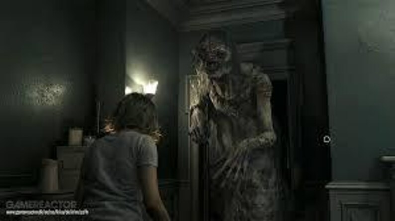 Puede incluir: Una escena de un videojuego de terror muestra a una persona enfrent&aacute;ndose a un monstruo grotesco en una habitaci&oacute;n con poca luz. El monstruo es alto, con una apariencia en descomposici&oacute;n y garras afiladas. La habitaci&oacute;n tiene una c&oacute;moda y una puerta.