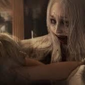 Puede incluir: Una figura de piel p&aacute;lida con cabello largo y blanco y una boca muy abierta. La figura parece estar en un estado de angustia o agresi&oacute;n, con dientes visibles y un fondo oscuro y sombreado. La imagen tiene un tema de terror.