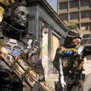 K&ouml;nnte beinhalten: Zwei Figuren in taktischer Ausr&uuml;stung stehen in einer Stadtkulisse. Die Figur im Vordergrund h&auml;lt ein Gewehr mit abgenutztem Aussehen. Die anderen Figuren sind ebenfalls in taktischer Ausr&uuml;stung gekleidet, wobei eine nach rechts zeigt. Die Szene spielt in einer rauen st&auml;dtischen Umgebung.