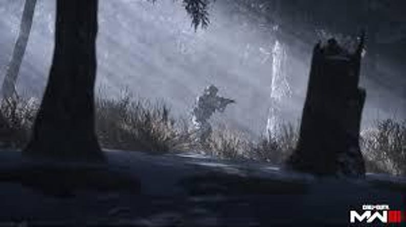 K&ouml;nnte beinhalten: Ein Soldat in Tarnkleidung ist in einem verschneiten Wald zu sehen, der ein Gewehr h&auml;lt. Die Szene ist schwach beleuchtet, mit Sonnenlicht, das durch die B&auml;ume scheint. Das Bild hat eine filmische Qualit&auml;t, wobei der Fokus auf dem Soldaten und der Umgebung liegt.