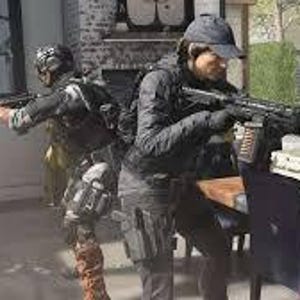 K&ouml;nnte beinhalten: Zwei Figuren in taktischer Ausr&uuml;stung, eine zielt mit einem Gewehr. Die Szene spielt sich in Innenr&auml;umen ab, mit einem Tisch und Geldb&uuml;ndeln. Das Spiel-Logo "Call of Duty MWII" befindet sich unten links.