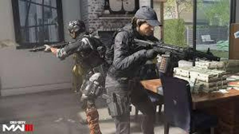 K&ouml;nnte beinhalten: Zwei Figuren in taktischer Ausr&uuml;stung, eine zielt mit einem Gewehr. Die Szene spielt sich in Innenr&auml;umen ab, mit einem Tisch und Geldb&uuml;ndeln. Das Spiel-Logo "Call of Duty MWII" befindet sich unten links.
