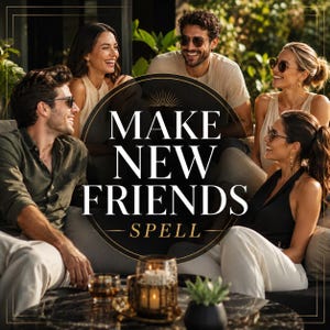 Könnte beinhalten: Das Bild zeigt sechs Personen, alle mit Sonnenbrillen, die lächeln und lachen. Der Text "MAKE NEW FRIENDS SPELL" ist in einem kreisförmigen Design dargestellt. Die Szene spielt sich in einem Außenbereich mit Tisch und Pflanzen ab.