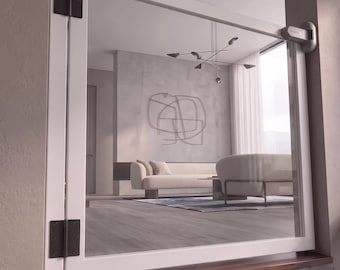 Op de afbeelding: Een wit omkaderde glazen deur met zwarte scharnieren en een zilveren grendel. De deur weerspiegelt een moderne woonkamer met een witte bank, abstracte muurkunst en een kroonluchter. De deur is geplaatst in een muur met neutrale tinten.