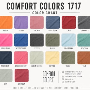 Puede incluir: Una carta de colores Comfort Colors 1717 que muestra 30 muestras de tela en varios tonos, incluyendo Expresso, Melon, Violet, Orchid, Blue Jean, Chili, Graphite, Ivory, Black, Neon Pink, Mystic Blue, Pepper, Moss, Chambray, Seafoam, White, Blue Spruce, Midnight, Crunchberry, Light Green, Butter, Sage, Yam, Burnt Orange, Blossom, Bay y Crimson.