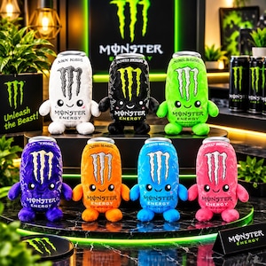 Pode incluir: Uma coleção de sete peluches em forma de latas de bebida Monster Energy nas cores branca, preta, verde, roxa, laranja, azul e rosa. Cada peluche apresenta um rosto sorridente, braços e pernas pequenos, e o logótipo Monster Energy.