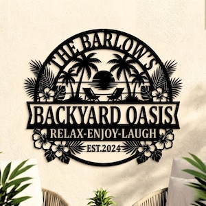 以下が含まれることがあります： ヤシの木、夕日、ラウンジチェアが描かれた「THE BARLOW'S BACKYARD OASIS」の文字が入った黒い金属製の看板。「RELAX-ENJOY-LAUGH」と「EST.2024」のフレーズと花のアクセントも含まれています。