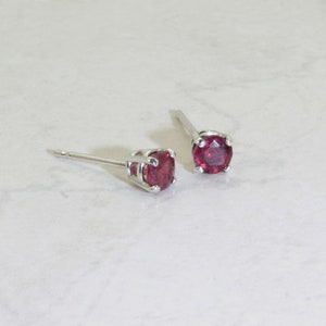 Boucles d&#39;oreilles en rubis de 4 mm OU 5 mm (rubis africains traités naturellement), 4 mm/0,33 ou 5 mm/0,50 carat (chacun), taille ronde, boucles d&#39;oreilles en argent sterling avec rubis
