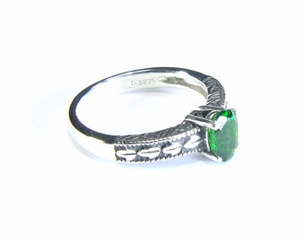 Chrome Diopside (aka 'Russian Emerald') Ring, 7mm x 5mm x 0.87 Carats, Oval Cut, Sterling Silver Ring