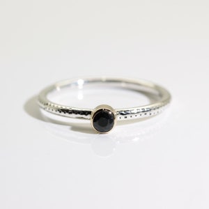 Bague superposable saphir noir (véritable saphir naturel), 3,1 mm x 0,15 carat, taille ronde, bague superposable en or 14 carats et argent sterling