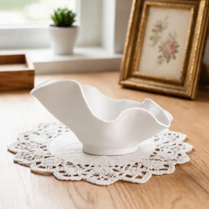 Błyszcząca, falista ceramiczna misa, organiczny, nowoczesny, marszczony element centralny w stylu wabi sabi, minimalistyczna, japońska, nieregularna misa na owoce na stolik kawowy