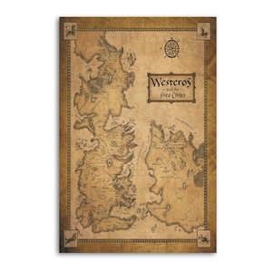 Könnte beinhalten: Eine Karte von Westeros und den Freien Städten im Vintage-Stil, mit detaillierten geografischen Darstellungen. Die Karte ist auf gealtertem Papier gedruckt, mit einem dekorativen Rahmen, einer Windrose und dem Titel "Westeros and the Free Cities".