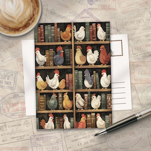 Può includere: Una cartolina con un'illustrazione stravagante di galline su scaffali. Le galline sono di vari colori, con creste e becchi rossi. I libri sono in tonalità marroni e verdi. Sono visibili anche una tazza di caffè e una penna.