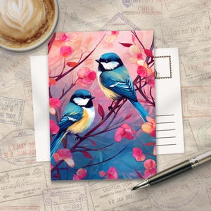 Può includere: Una cartolina rettangolare con l'illustrazione di due uccelli blu e gialli appollaiati su rami sottili e scuri, circondati da vivaci fiori rosa e rossi su uno sfondo sfumato nei toni del rosa, del rosso e del blu intenso.