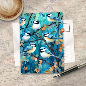 Puede incluir: Una postal rectangular que presenta una ilustración vibrante de seis pájaros pequeños con plumaje azul, blanco y amarillo posados en ramas delgadas de color marrón. El fondo consiste en un bosque denso de hojas azul verdoso.