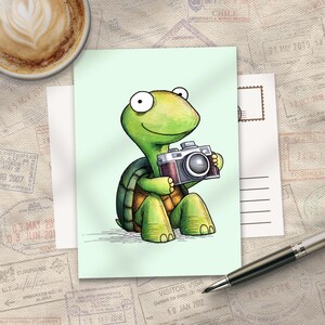 Peut inclure: Illustration d'une tortue verte souriante tenant un appareil photo vintage. L'image est sur une carte postale, avec une tasse de café et un stylo en arrière-plan. Le fond est de couleur vert clair.