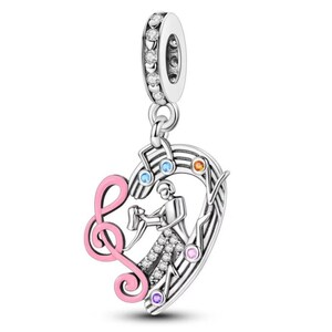 Peut inclure: Un charm en argent avec un cadre en forme de cœur, une clé de sol rose, des notes de musique et une silhouette dansante. Le bijou est orné de pierres transparentes, bleues, orange, roses et violettes, avec une bélière sertie de pierres.