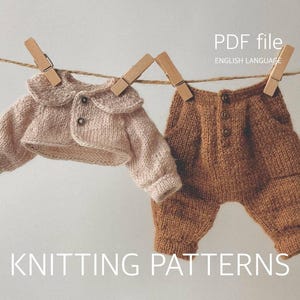 Könnte beinhalten: Eine beigefarbene Strickjacke mit abgerundetem Kragen und eine braune Strickhose mit drei Knöpfen, die an einer Schnur mit Holzklammern hängen. Der Text PDF file ENGLISH LANGUAGE KNITTING PATTERNS ist auf dem Bild zu sehen.