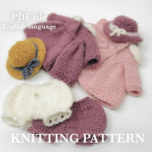 Può includere: Una collezione di abiti per bambole in miniatura lavorati a maglia in vari colori, tra cui rosa, viola, giallo e bianco. Il set include un cappello, un cappotto, pantaloncini e un cappuccio. Le parole "PDF file" e "English language" sono visibili. Le parole "KNITTING PATTERN" sono visibili.