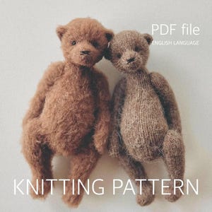 Peut inclure: Deux ours en peluche tricotés dans des tons marron, l'un avec une texture duveteuse et l'autre avec un tricot plus lisse. L'image contient le texte PDF file ENGLISH LANGUAGE et KNITTING PATTERN, indiquant qu'il s'agit d'un document numérique.