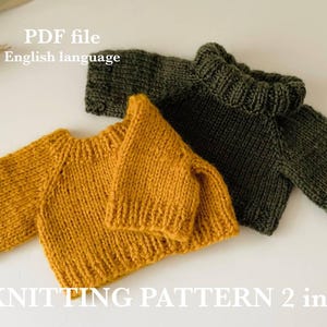 Puede incluir: Se muestran dos suéteres de punto, uno amarillo mostaza y otro verde oliva. Los suéteres están hechos a mano, con patrones de puntadas visibles. La imagen incluye el texto "PDF file English language" y "KNITTING PATTERN 2 in 1".