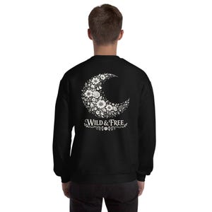 Moletom Wild & Free Floral com Lua Crescente | Moletom Boho com Estampa de Flores Silvestres | Blusa Botânica Celestial | Presente para Amantes da Natureza